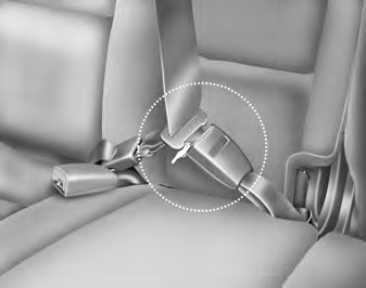 When using the rear center seat belt, the buckle with the “CENTER” mark must