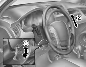 To change the steering wheel angle, pull down (➀) the lock release lever, adjust