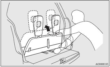 7. Lift up the whole of the third seat from the floor and fasten it to the front.