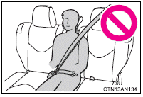 N'utilisez pas la ceinture de sécurité du